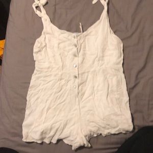 Cute white romper. Sleeves tie